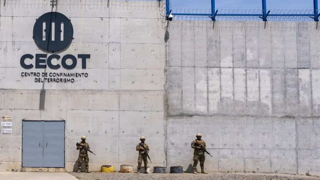 Fachada del Centro de Confinamiento del Terrorismo (CECOT) en El Salvador, símbolo del sistema carcelario del régimen de excepción.