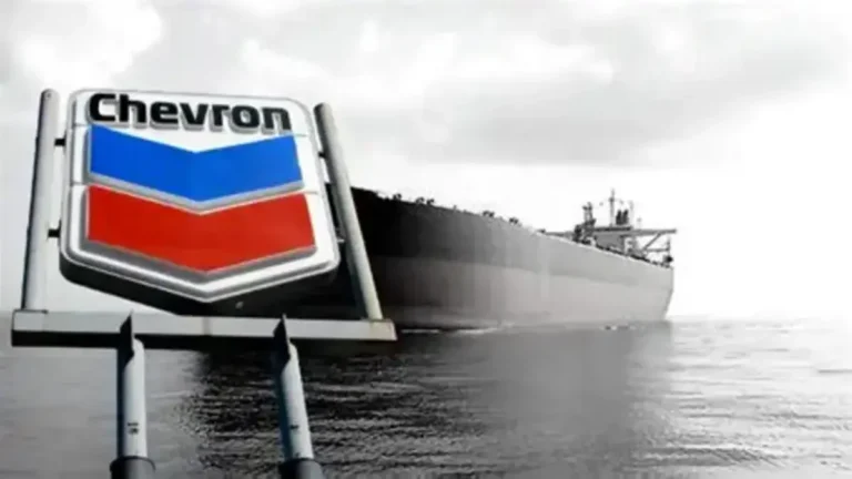Logotipo de Chevron visible en la estructura de un buque petrolero sobre el mar.