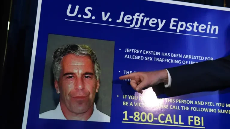 Imagen tipo afiche informativo del caso Jeffrey Epstein, con su fotografía de ficha policial, el texto “U.S. v. Jeffrey Epstein” y un número telefónico de contacto sobre fondo azul.