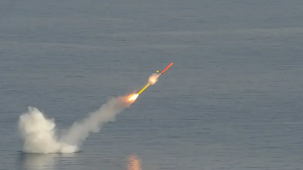 Misil Tomahawk siendo lanzado desde un buque de guerra de EE. UU. en el mar. Imagen que representa el costo financiero de la munición militar, valorada en 2.1 millones de dólares por unidad, en el contexto de una intervención en Venezuela.