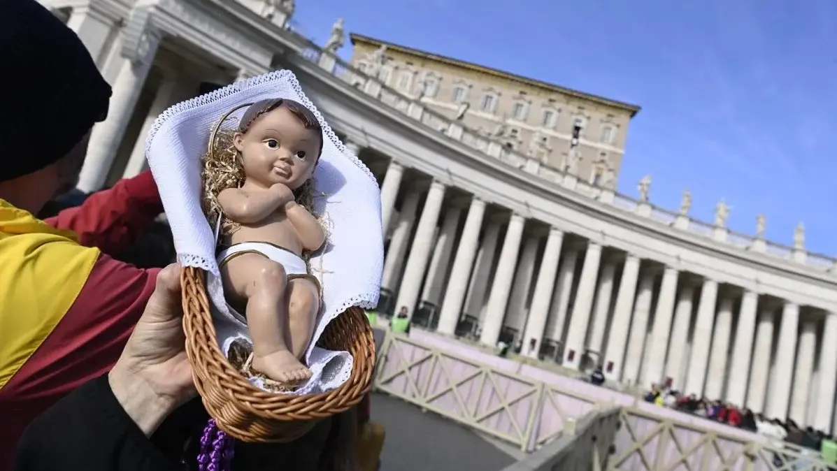 Papa León XIV saluda desde la Plaza de San Pedro durante el rezo del Ángelus en el Vaticano.