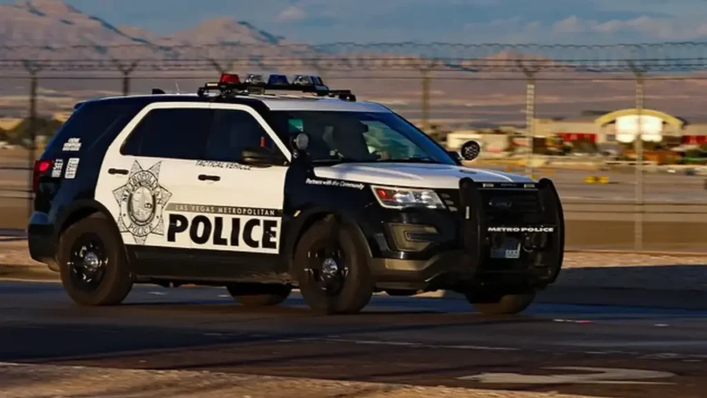 Patrulla de policía en Las Vegas (vehículo con rótulo “POLICE”)