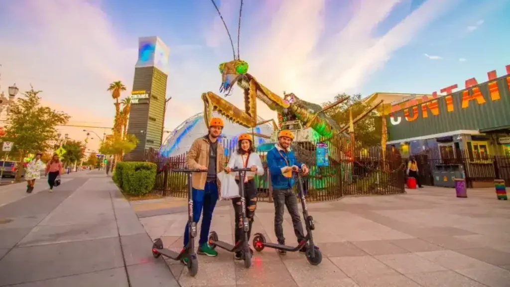 Personas con scooters eléctricos en Las Vegas, Nevada