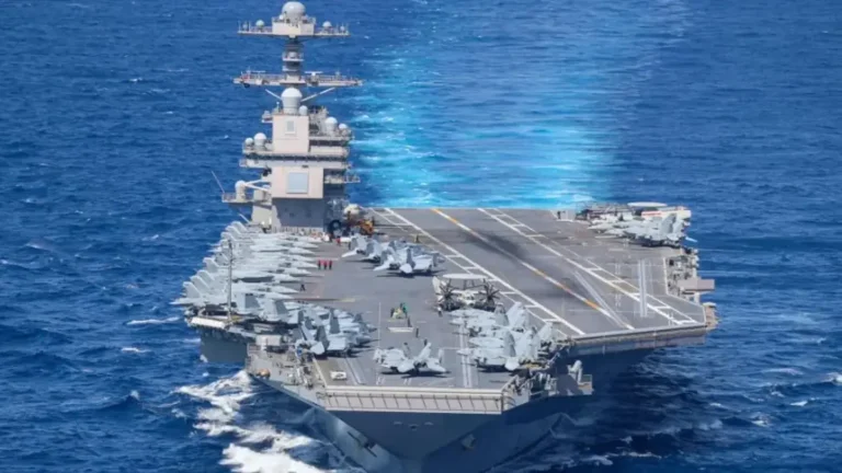Portaaviones USS Gerald Ford navegando en el Caribe durante operativo de bloqueo naval 2025.