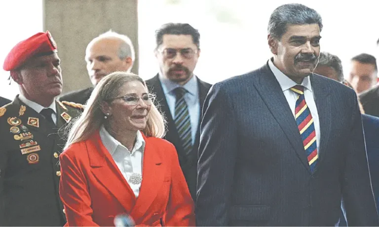 Captura de Nicolás Maduro: hombre esposado escoltado por agentes